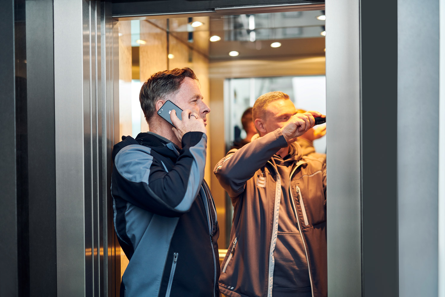 Service Mitarbeiter im Fahrstuhl