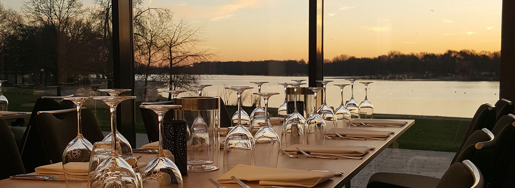 Gedeckter Tisch in der Abendsonne