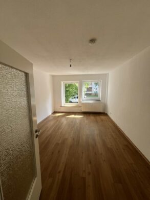 Gemütliche 1-Zimmer-Wohnung mit EBK in Groß-Buchholz - Wohnzimmer