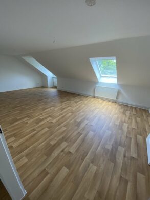 *Erstbezug nach Sanierung* Dachgeschosswohnung mit 3 Zimmern im grünen Mittelfeld, 30519 Hannover, Dachgeschosswohnung