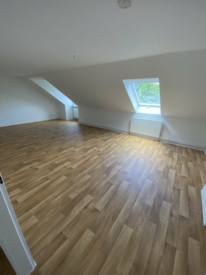 *Erstbezug nach Sanierung* Dachgeschosswohnung mit 3 Zimmern im grünen Mittelfeld - Wohnzimmer