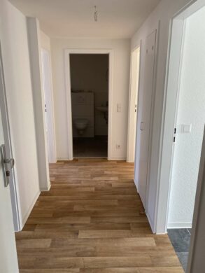 *Erstbezug nach Sanierung* Dachgeschosswohnung mit 3 Zimmern im grünen Mittelfeld - Flur