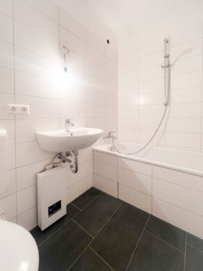 moderne 2-Zi.-Wohnung in Stöcken mit Balkon - Badezimmer